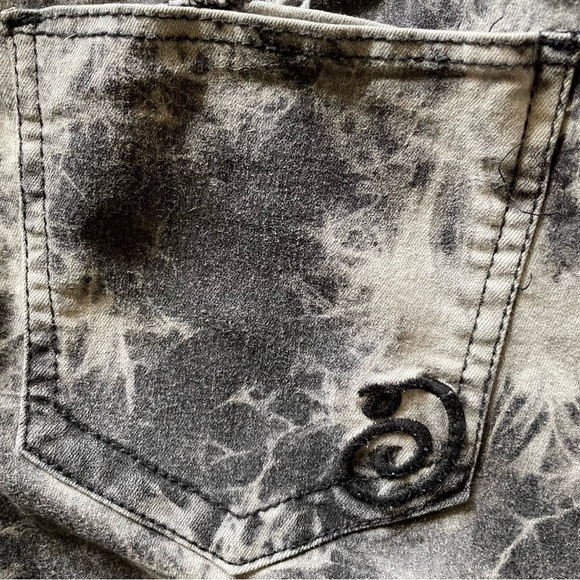 Indigo Rein - Size 7 Acid Bleach Washed Stretch Jeans - Picture 9 of 10